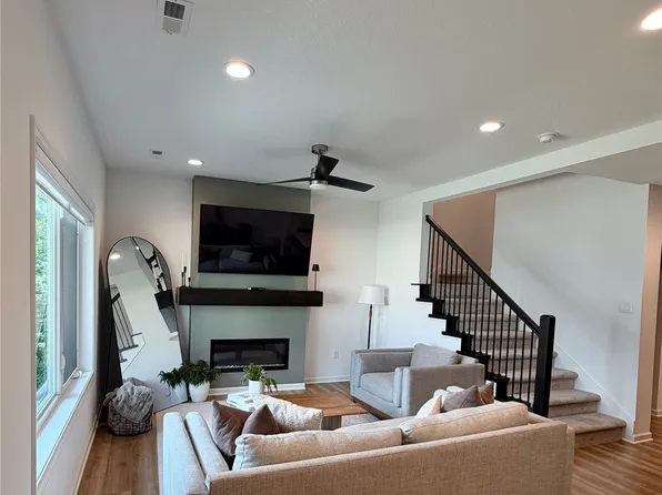 445 SW 12th St, Des Moines, IA 50309