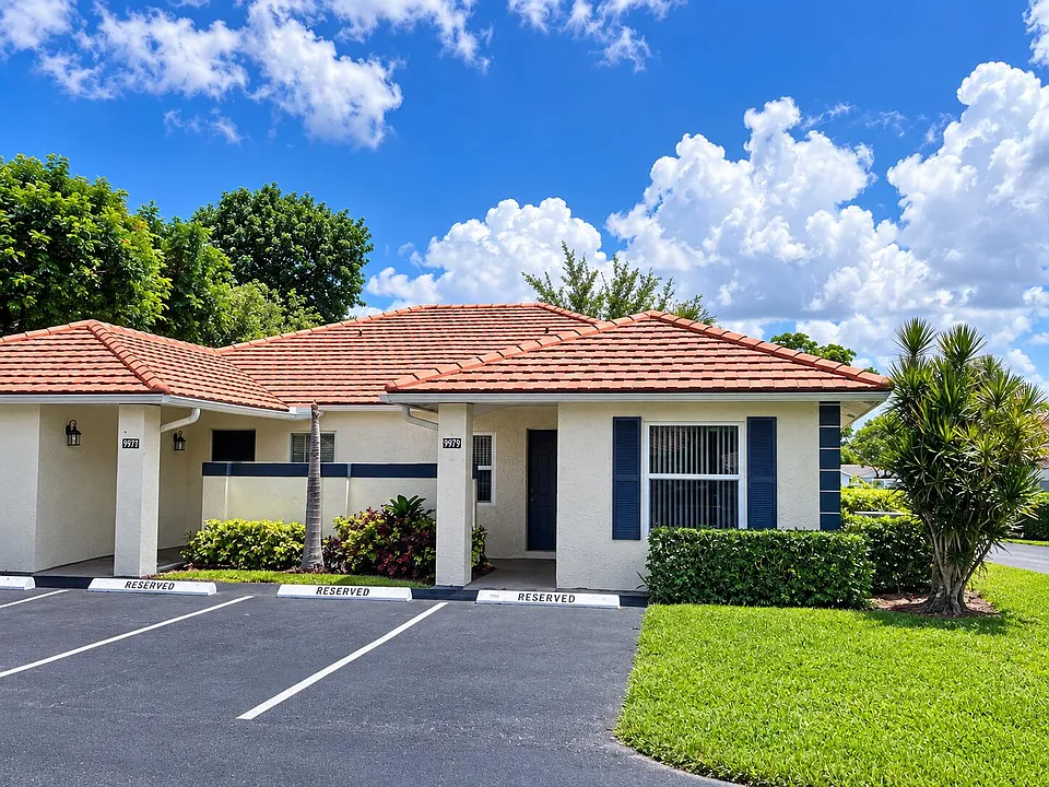 9979 Three Lakes Cir