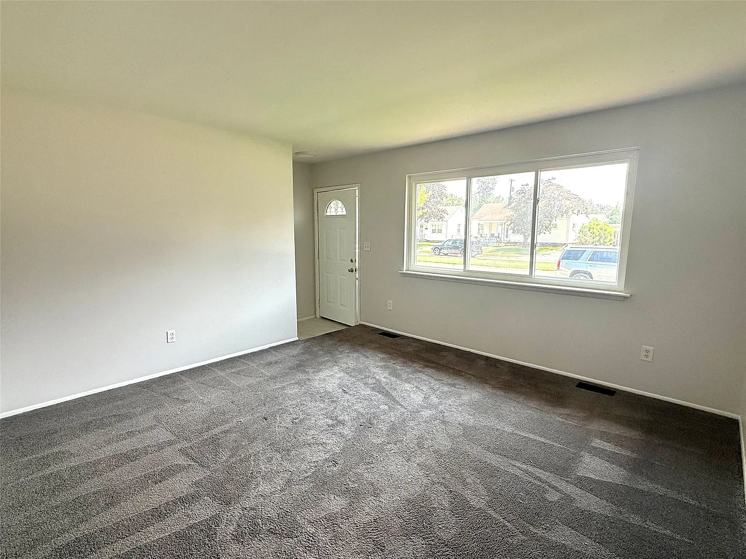 3 bed, 1.0 bath, 1117 sqft, $1,800 — Photo 2