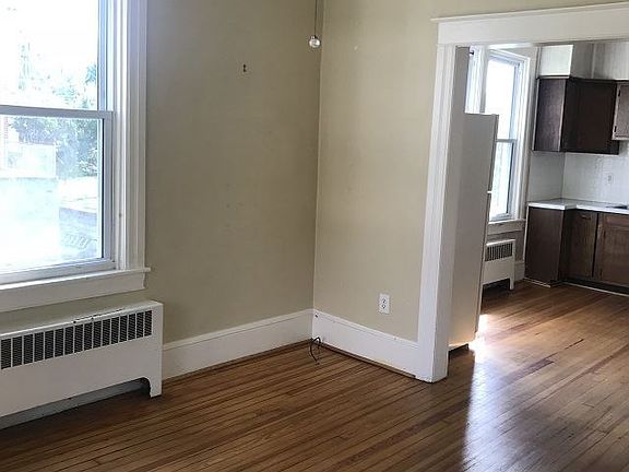 2nd image of 842 Summit Ave #1