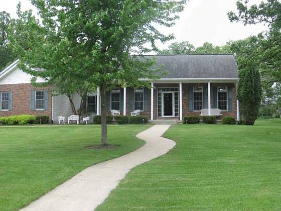 1st image of 201 Oakwood Cir
