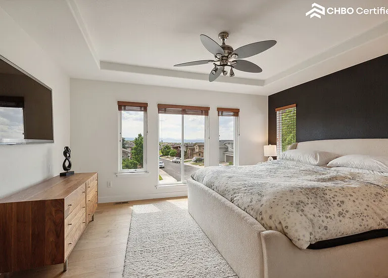 Primary bedroom w Mountain Views
