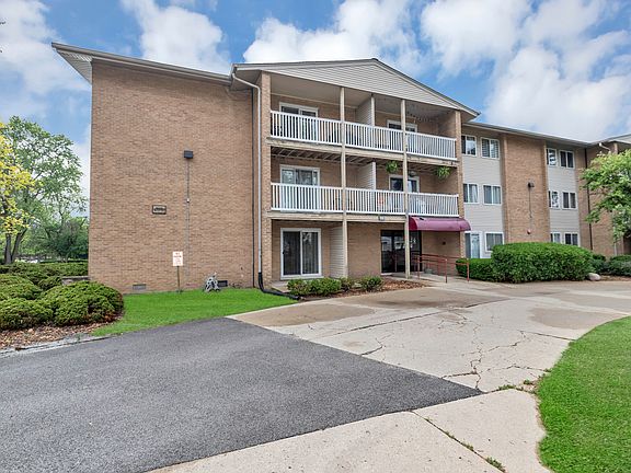 2nd image of 940 Beau Dr Unit 202