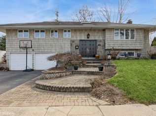 10 Pasture Ln, Old Bethpage, NY 11804