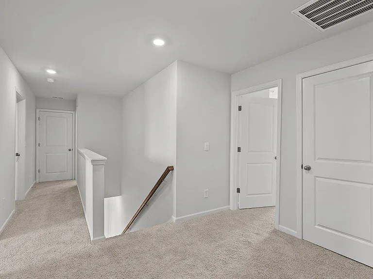 1025 Queensland Ln — Photo 3