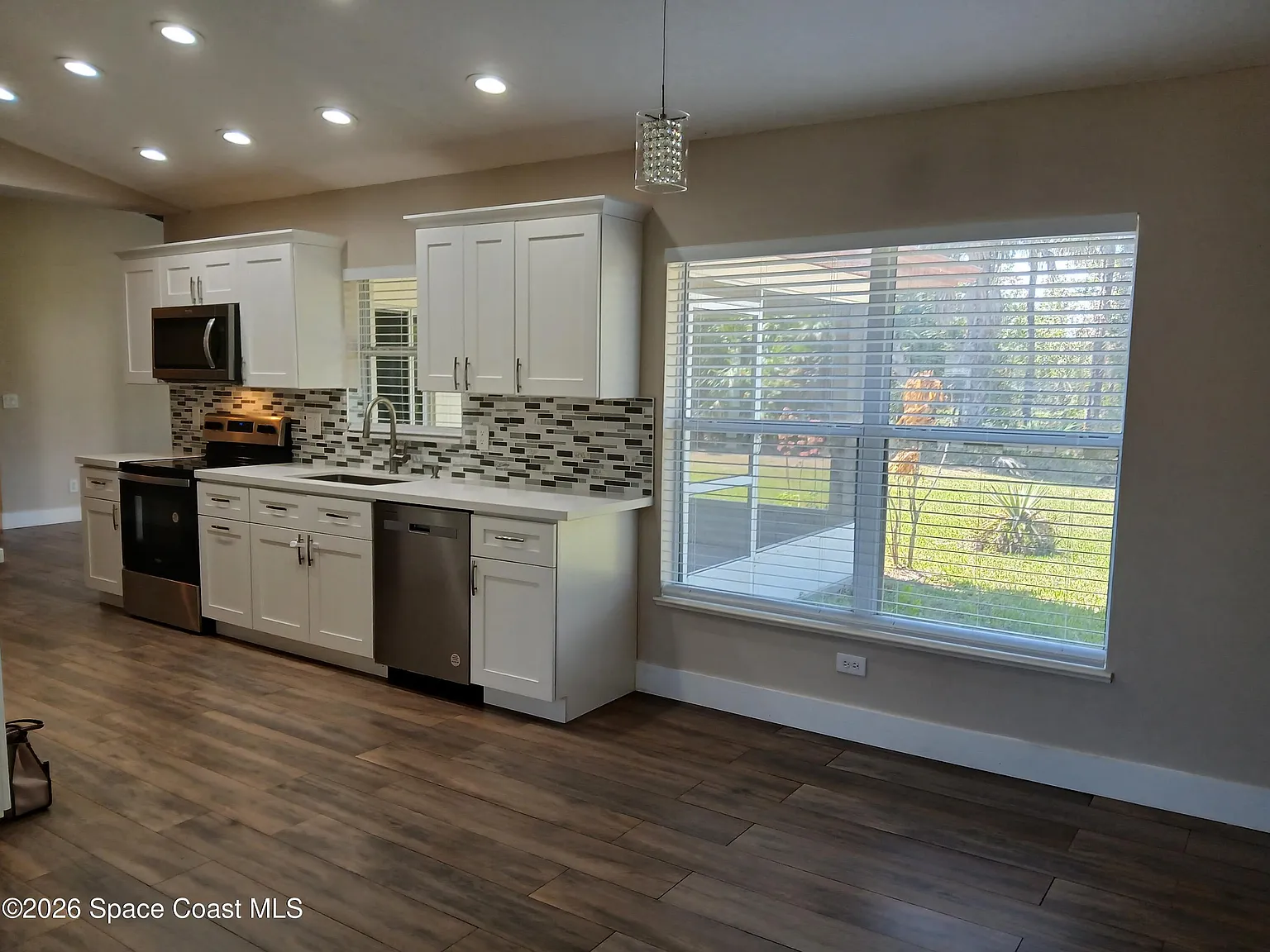3 bed, 2.0 bath, 1646 sqft, $2,075 — Photo 3