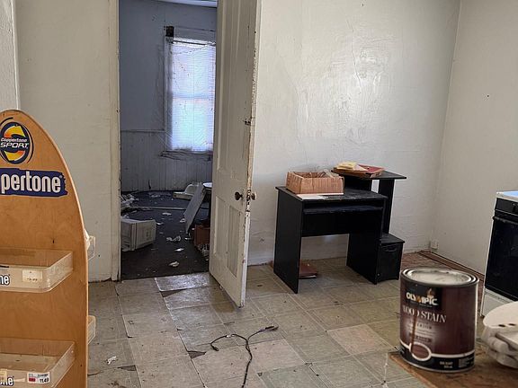 4th image of 1322 E Jackson St