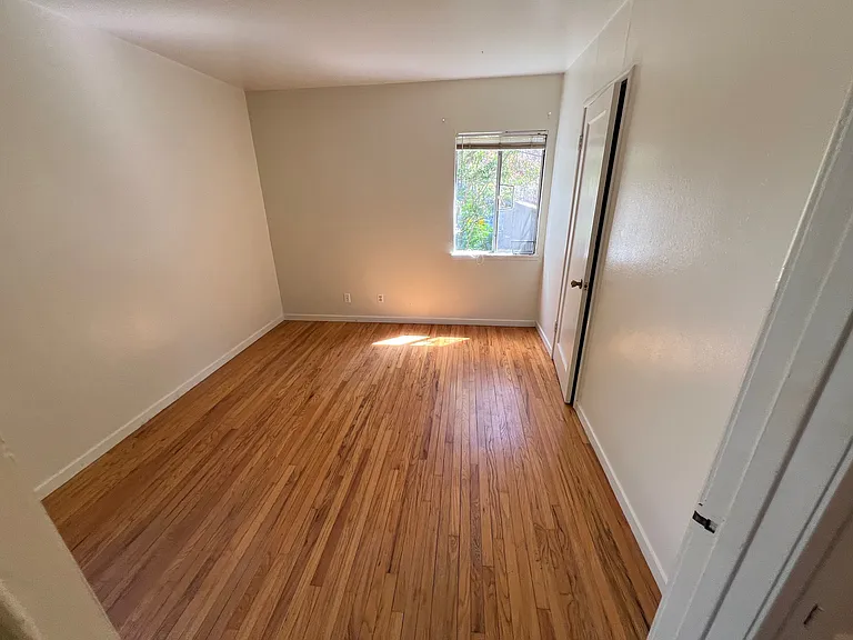 916 Eureka Ave — Photo 5
