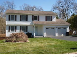 7 Arlington Dr, Harriman, NY 10926