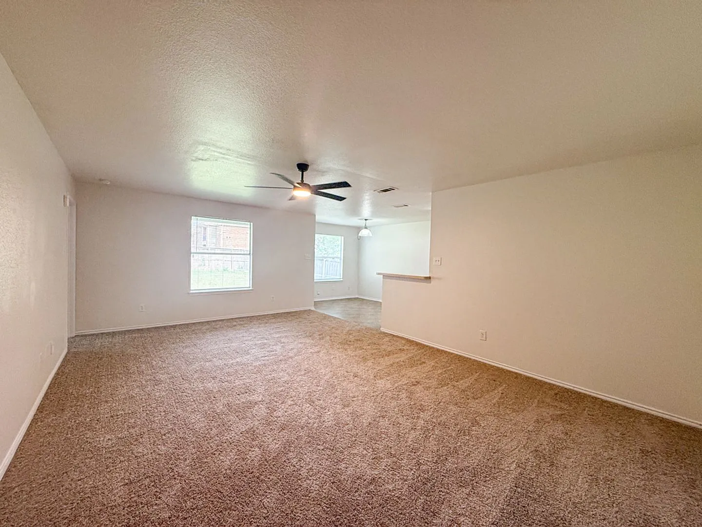 4 bedroom home ready for immediate move in! — Photo 3