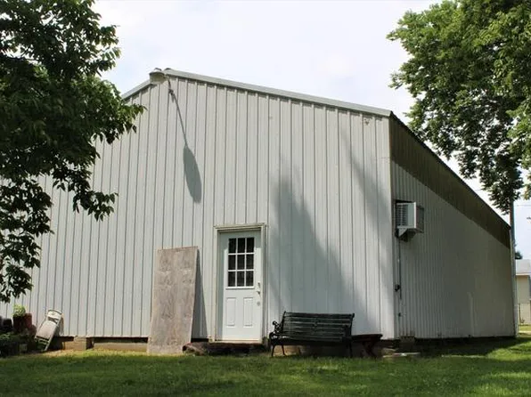 810 1st St E, Lyndon, IL 61261