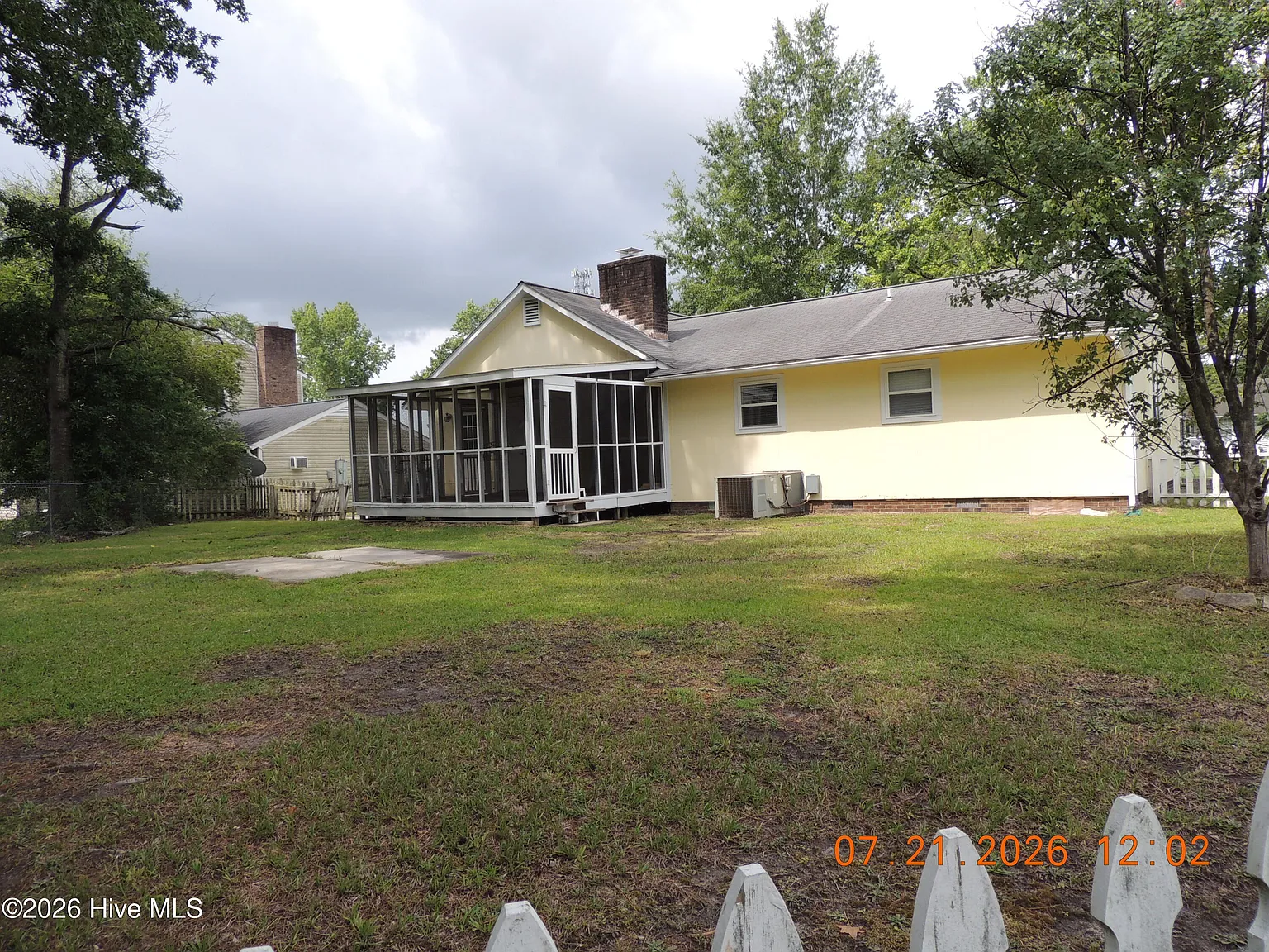 3 bed, 2.0 bath, $1,800 — Photo 2