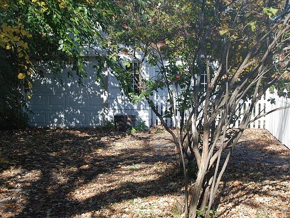 4th image of 891 Arlington Ave W