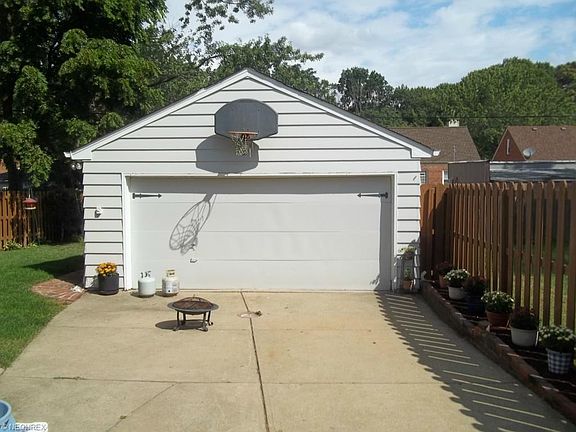 3rd image of 2918 Lucerne Ave