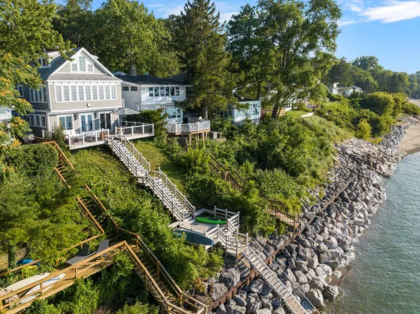 46029 Lake View Ave, New Buffalo, MI 49117