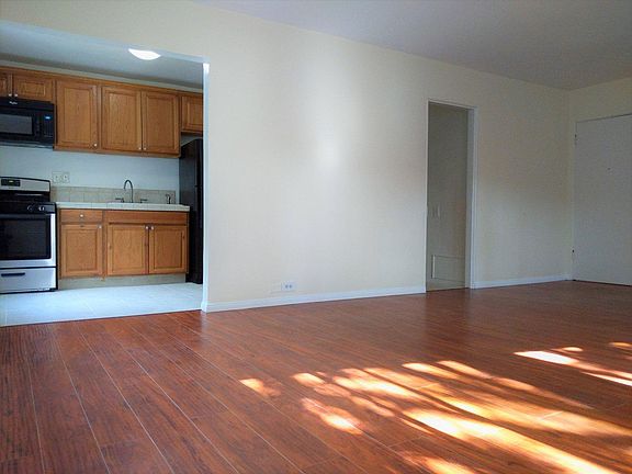 #324 - Living Room/Kitchen