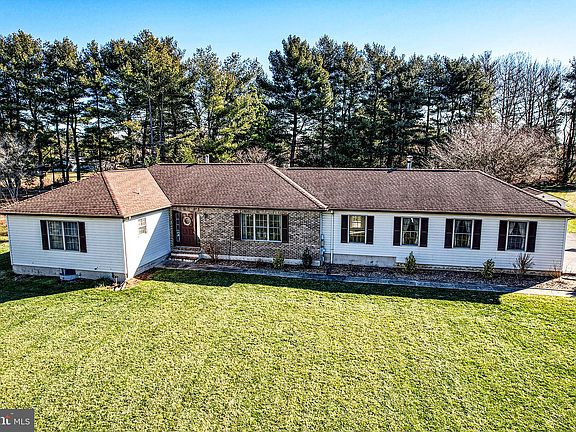 3rd image of 439 Boxwood Ln