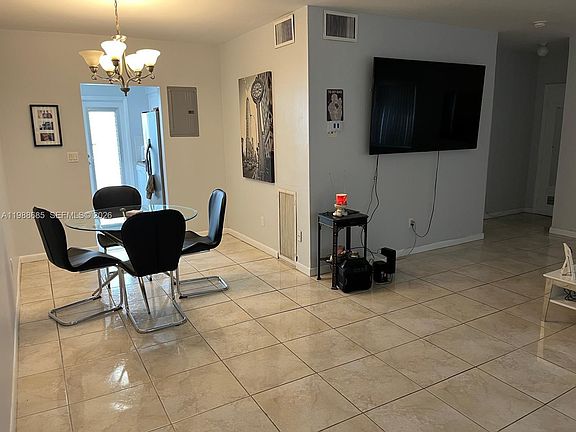 5th image of 462 Golden Isles Dr #23