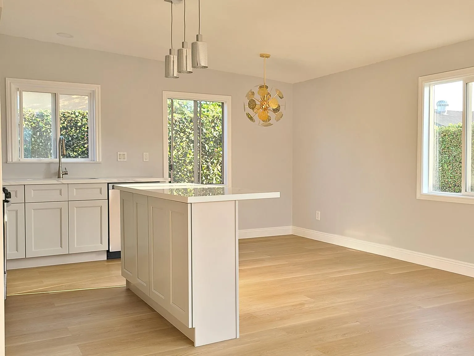 2 bed, 670 sqft, $2,200 — Photo 2