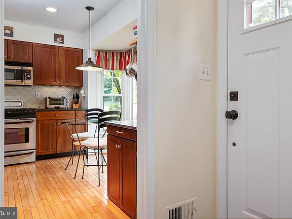 5th image of 403 Bay Dale Dr