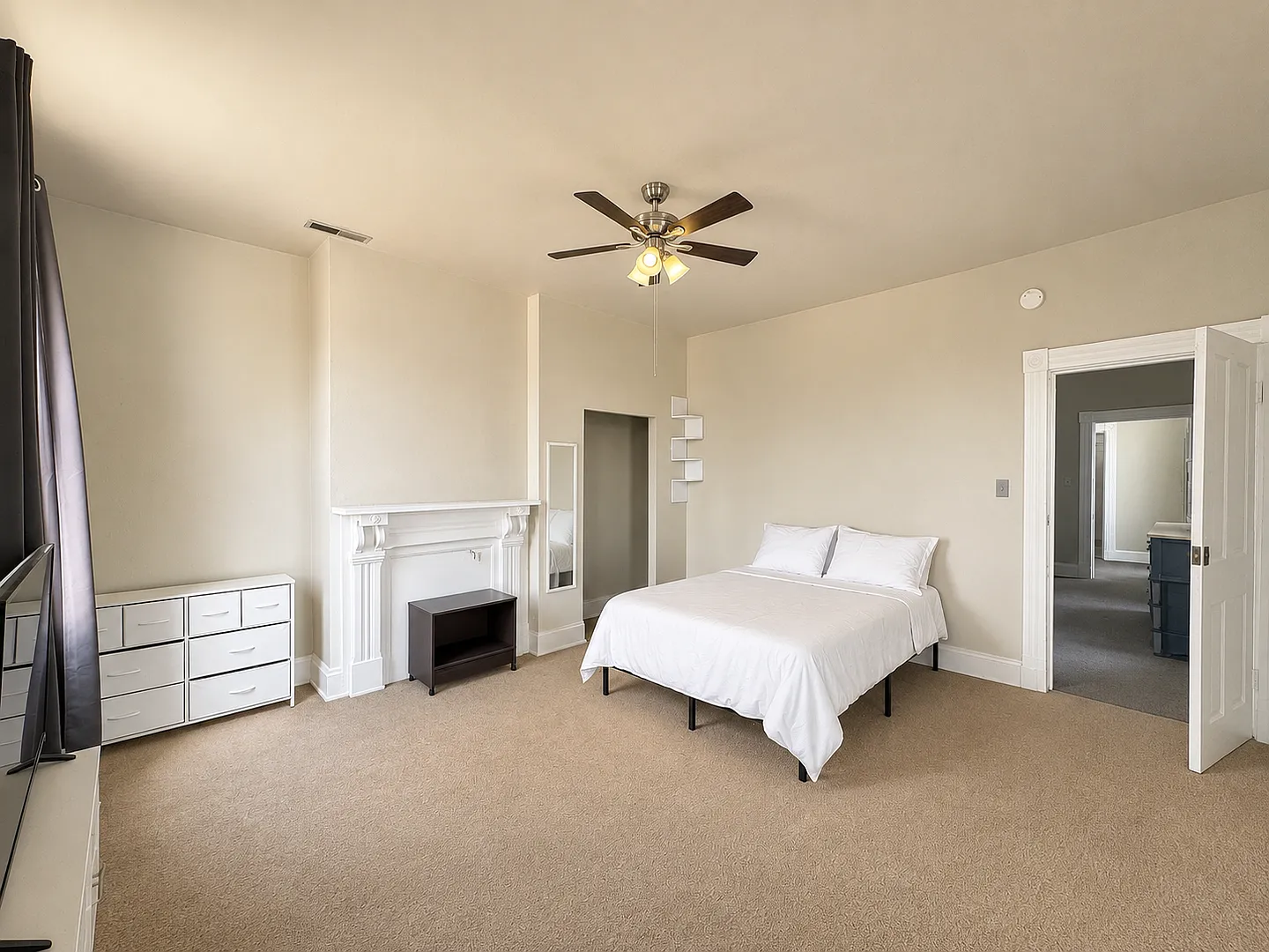 2322 Stratford Apts — Photo 1