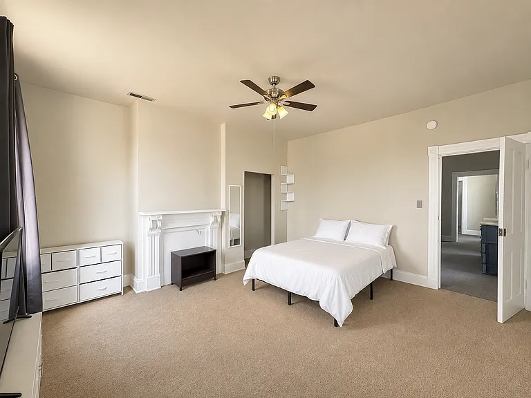 2322 Stratford Apts — Photo 14