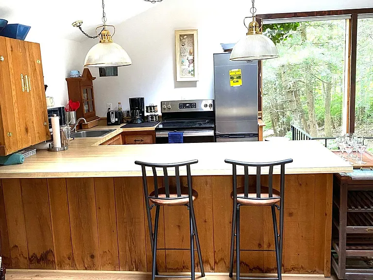 8 E Meadow Rd — Photo 3