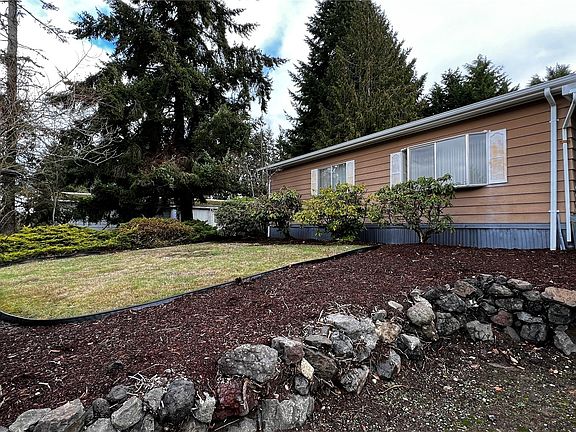 Beautifully maintained & landscaped yard.>