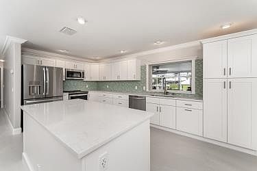 4th image of 715 SE Calmoso Drive