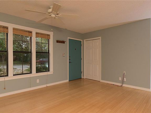 4th image of 803 Sussex Dr
