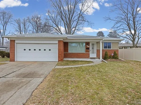 24149 Harvard Shore Dr, Saint Clair Shores, MI 48082