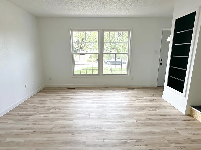 828 Wildwood Rd — Photo 2