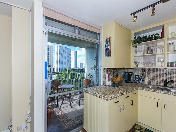 2nd image of 1511 Nuuanu Ave APT 639