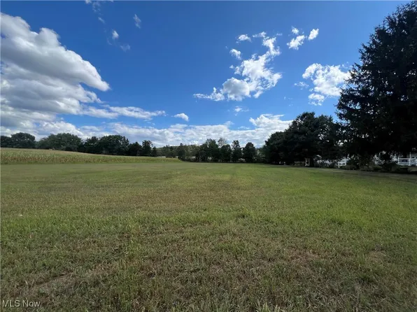 Mapleton St SE, East Canton, OH 44730