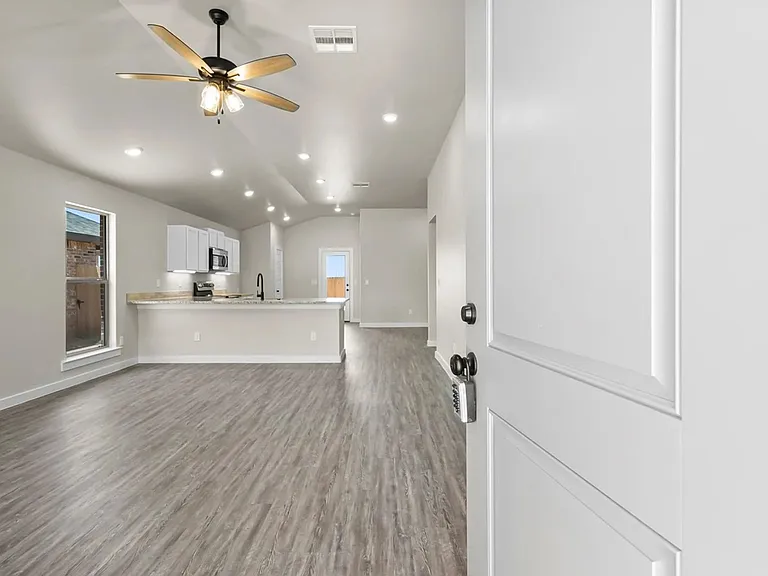 2124 Langford Ave — Photo 3