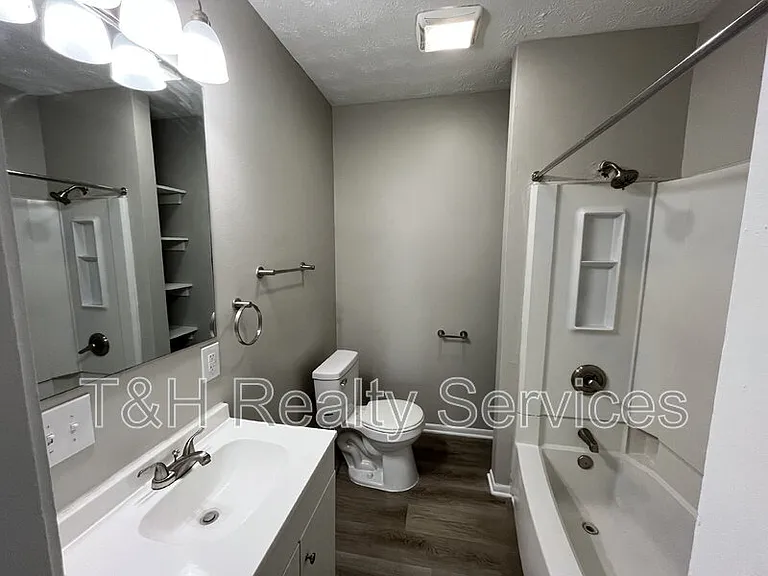 514 E 33rd St — Photo 19
