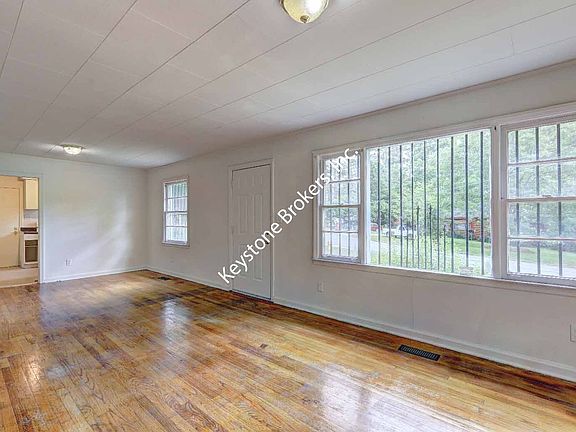 3rd image of 2072 Knightsbridge Rd