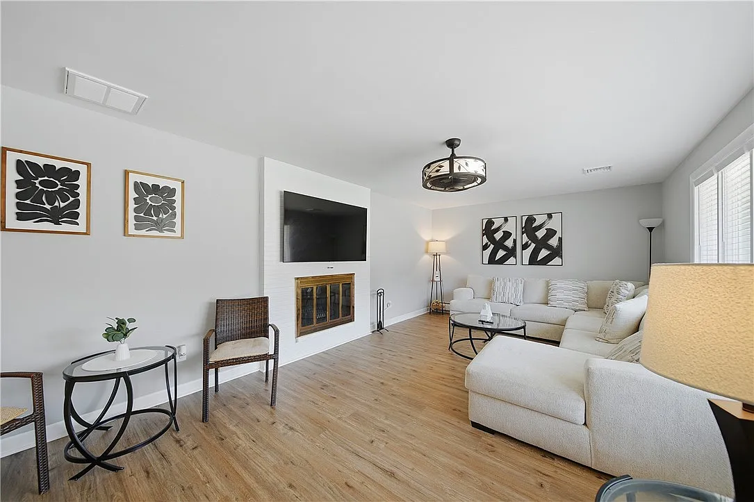 3 bed, 3.0 bath, 2669 sqft, $4,900 — Photo 4