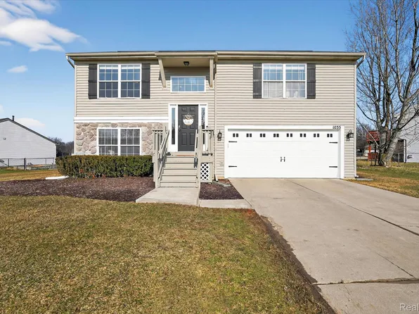 1035 Parkview St, Fenton, MI 48430