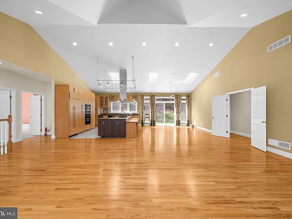 4th image of 302 N Tulpehocken Rd