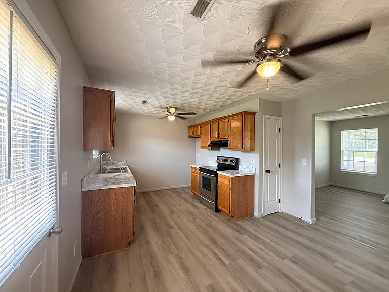 106 Tiffany Ct — Photo 5