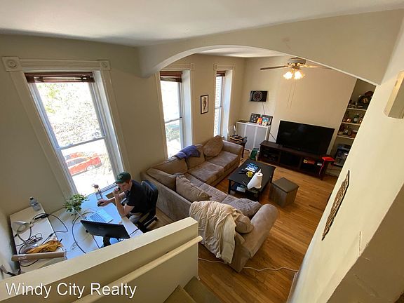 4th image of 857 W Fletcher St #8546487