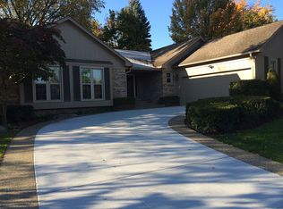 535 Augusta Dr, Rochester Hills, MI 48309