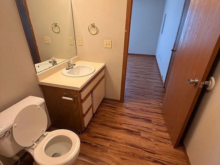 1030 E Walnut St — Photo 18