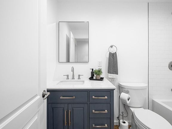 3rd image of 796 N Mar Vista Ave