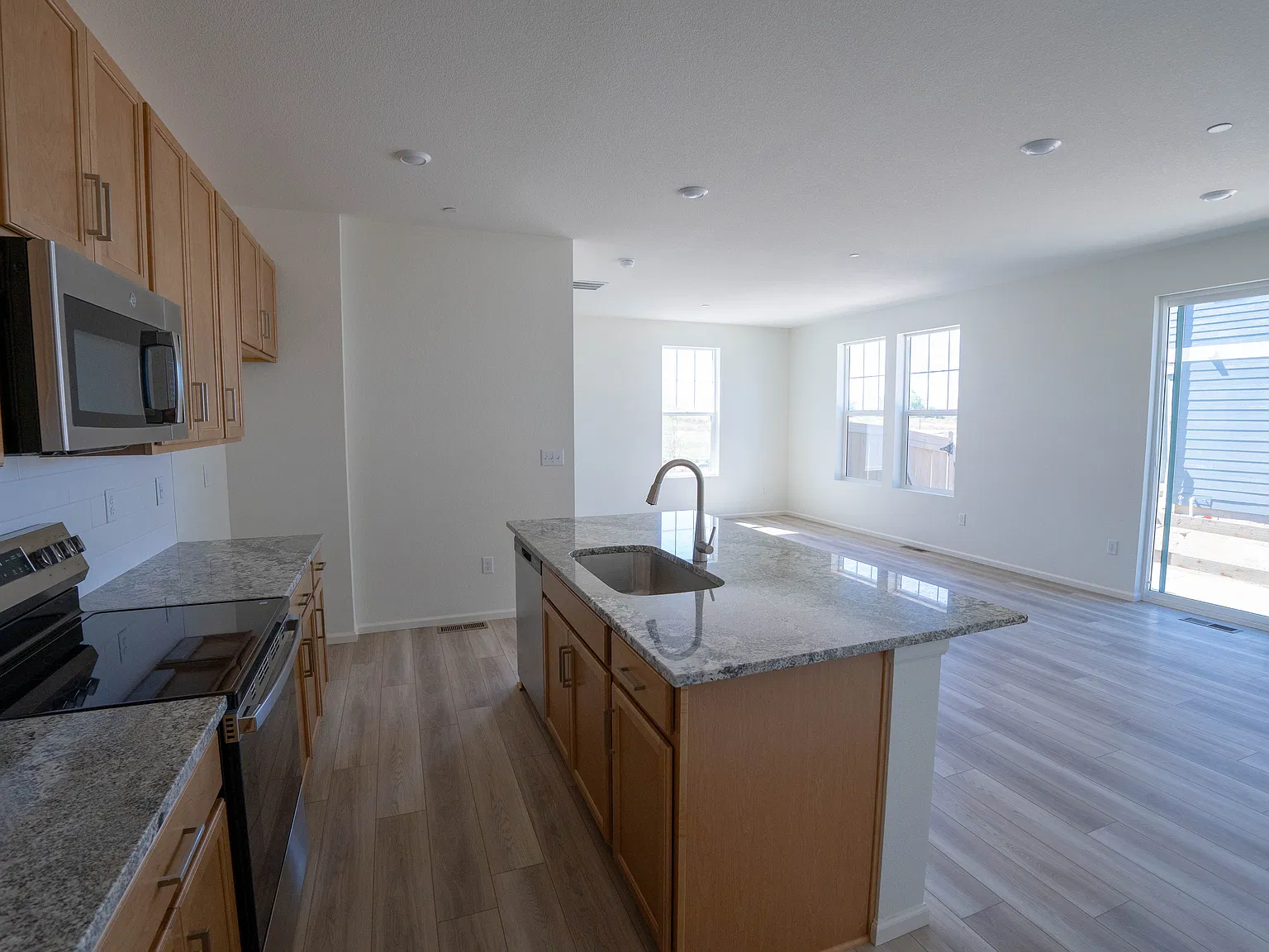 3 bed, 2.5 bath, 2346 sqft, $2,900 — Photo 3