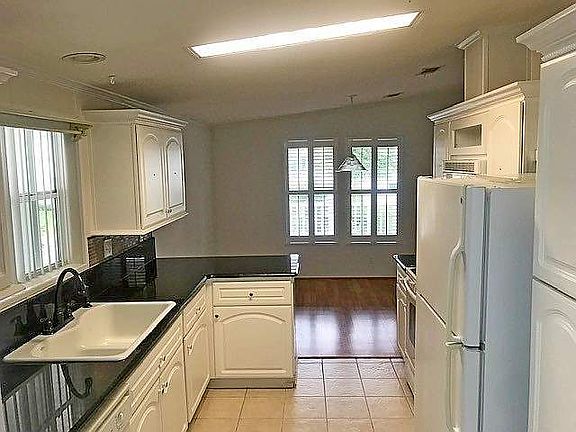 3rd image of 28 Newcastle Dr