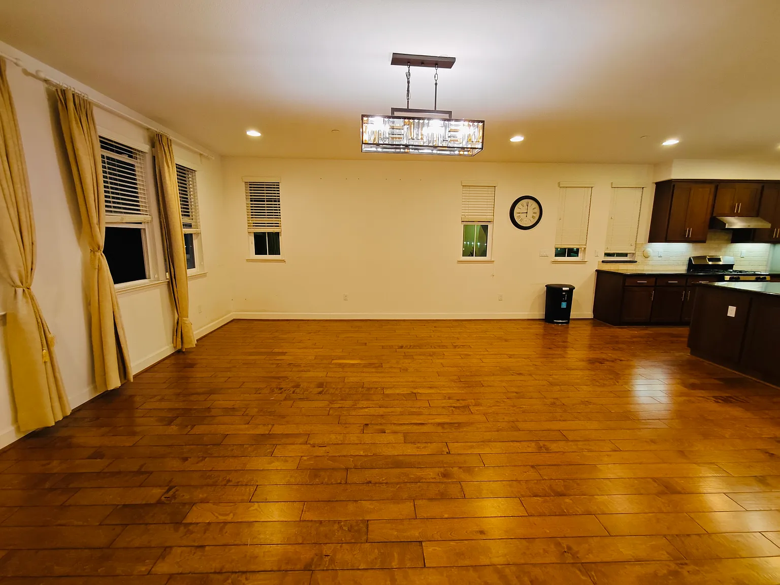 4 bed, 3.5 bath, 2135 sqft, $4,600 — Photo 2