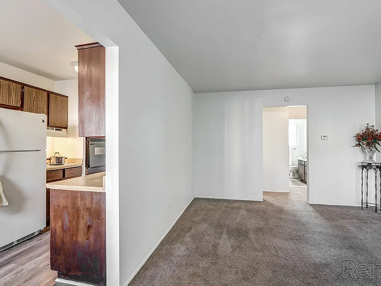 Rochester House Apartments — Photo 20