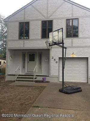 256 Lawrence Ave
